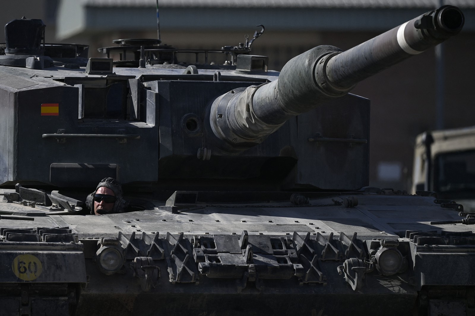 Treinamento aconteceu em uma base militar na cidade de Saragoça — Foto: OSCAR DEL POZO / AFP)