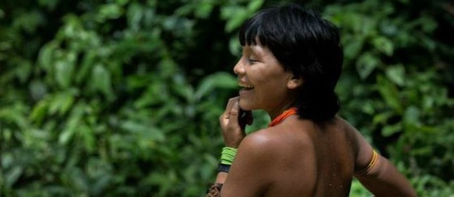 Mulher Yanomami dentro da terra indígena em Roraima 