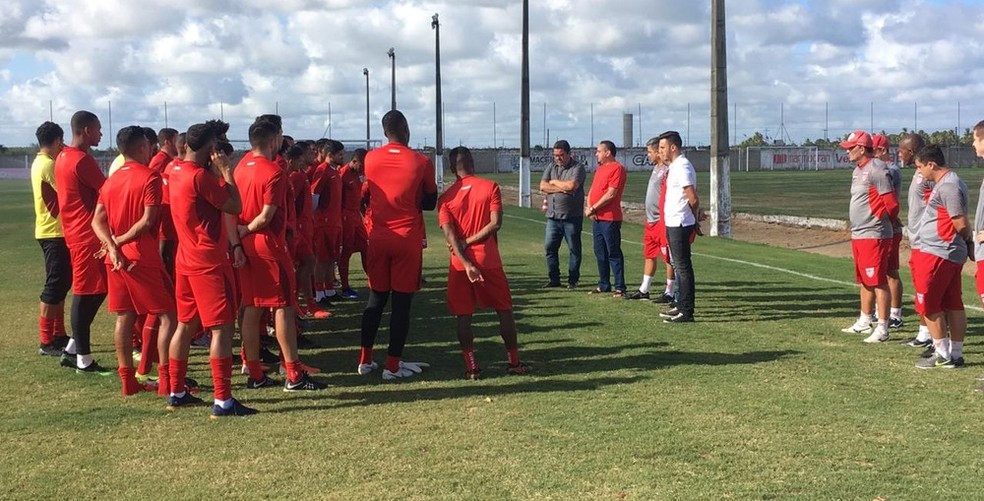 Cabo pede tempo para o time melhorar o desempenho — Foto: Lucas Mendes/GloboEsporte.com