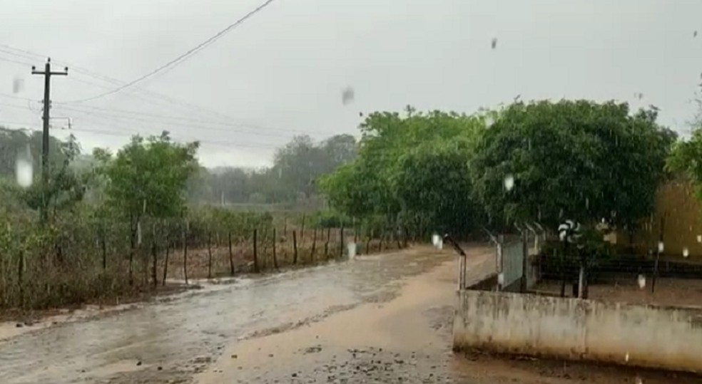 Município de Orós, no Vale do Jaguaribe, amanheceu neste sábado com fortes chuvas.  — Foto: Domingos Neto/Arquivo Pessoal
