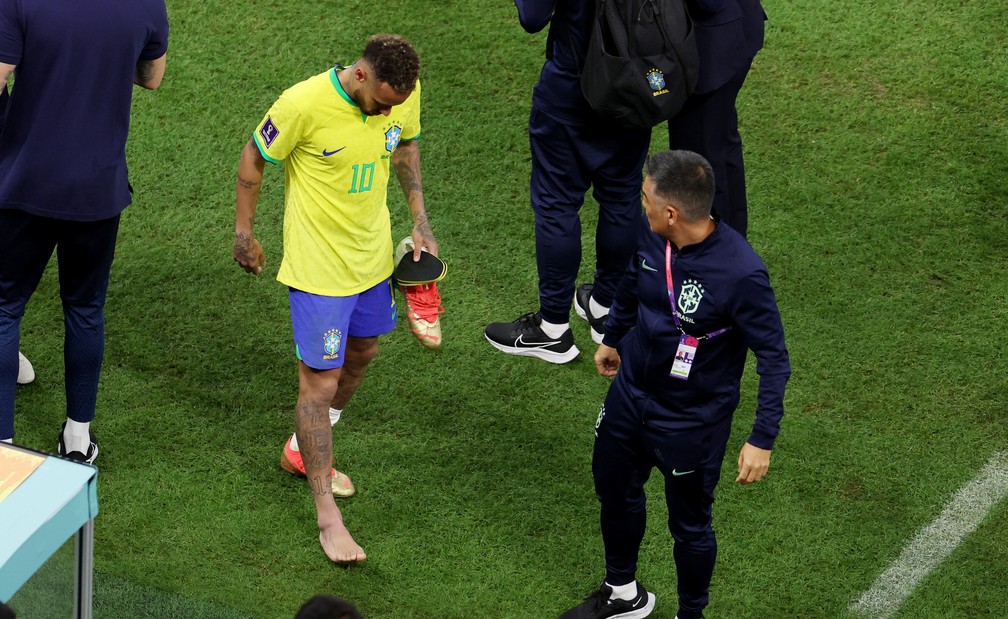Neymar sai de campo mancando após lesão no tornozelo — Foto: Molly Darlington/Reuters