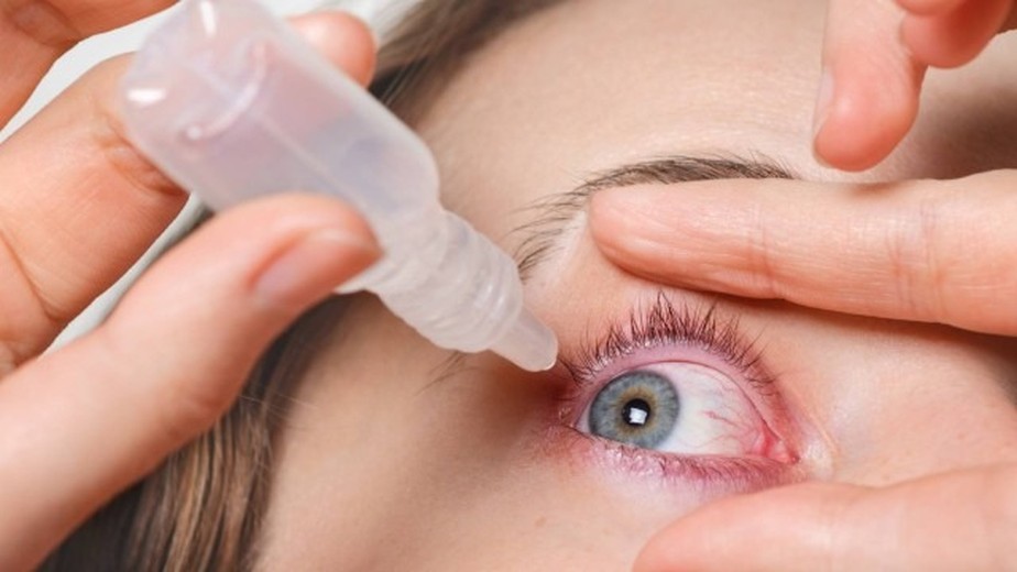 Usar lente de contato no chuveiro pode causar cegueira