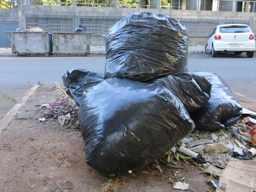Lixo acumulado em calçada no DF — Foto: Gustavo Schuabb/G1 DF