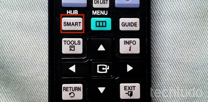 Acesse o botão "Smart" no controle remoto da TV (Foto: Barbara Mannara/TechTudo)