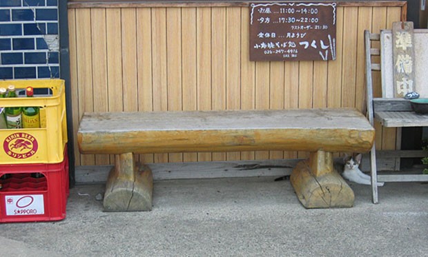 Banco log, encontrado no lado de fora de um restaurante janponês (Foto: Jasper Morrison)