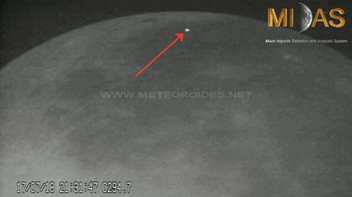 Registro de um meteoroide que se chocou contra a Lua (Foto: Divulgação/Moon Impacts Detection and Analysis System (MIDAS)/Jose Maria Madiedo)