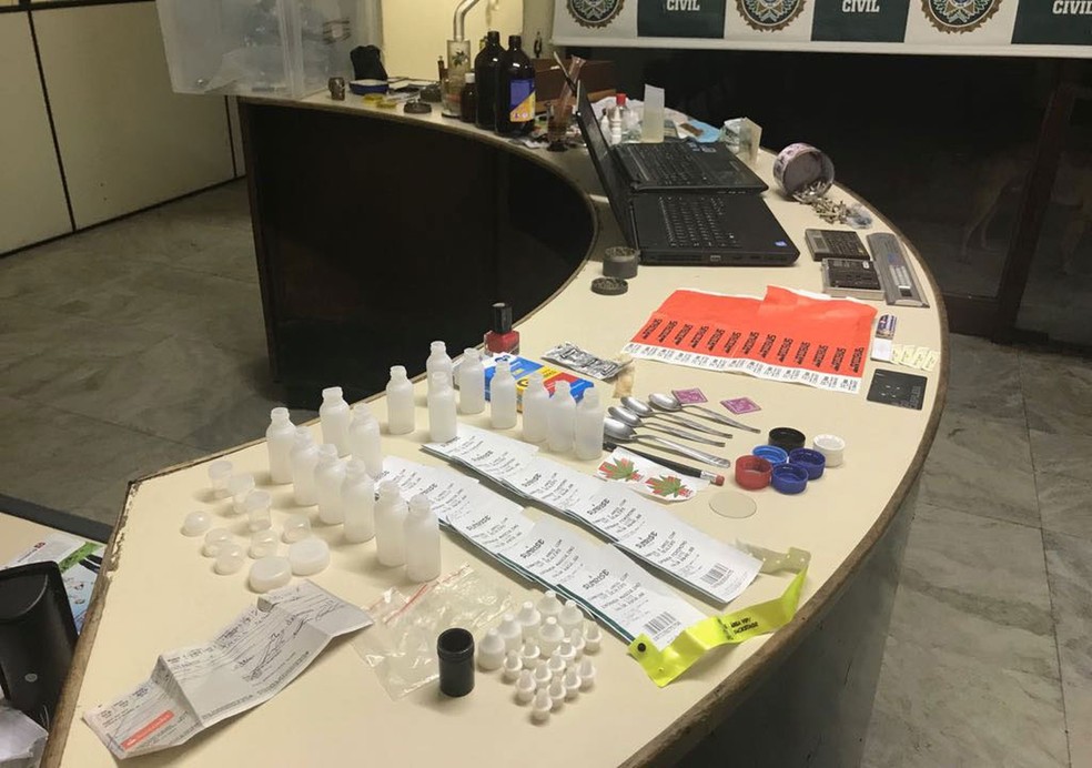 Grande quantidade de drogas foi apreendida na casa de atx (Foto: Polícia Civil / Divulgação)