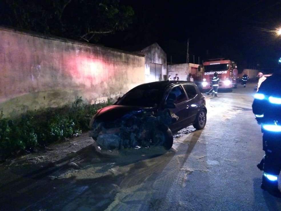 Ford Ká bateu no Prisma em um cruzamento no bairro Batingas em Arapiraca — Foto: Ascom/Bombeiros