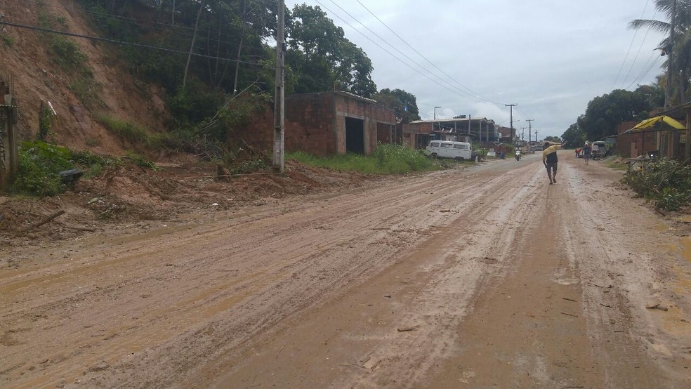 Rodovia AL-101 Norte foi liberada, mas ainda h&aacute; muita lama devido ao deslizamento da barreira (Foto: 6&ordm; BPM)