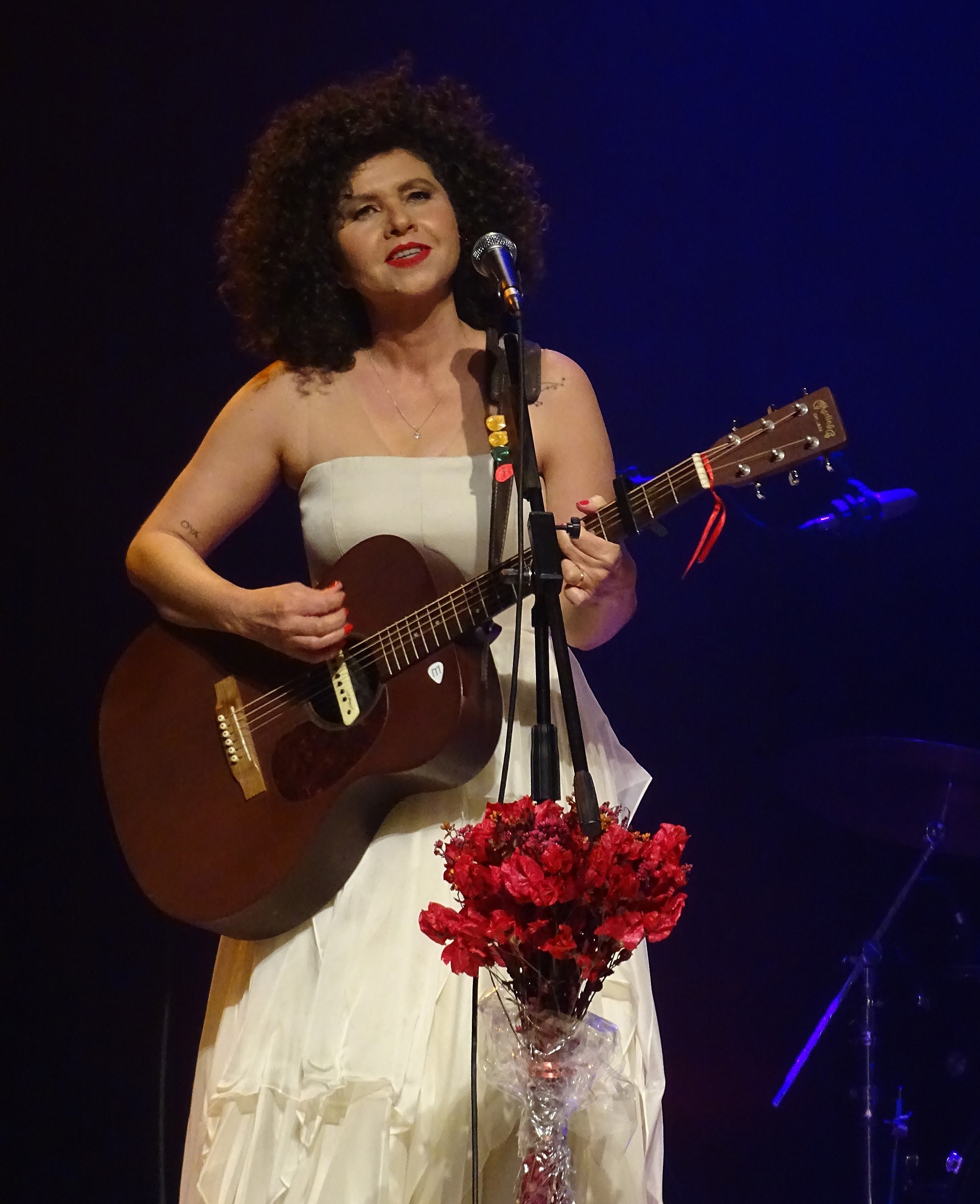 Roberta Campos se escora no apelo de canções afáveis em show pautado por leveza linear