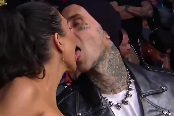 Kourtney Kardashian e Travis Barker se beijando durante evento do UFC (Foto: Reprodução)