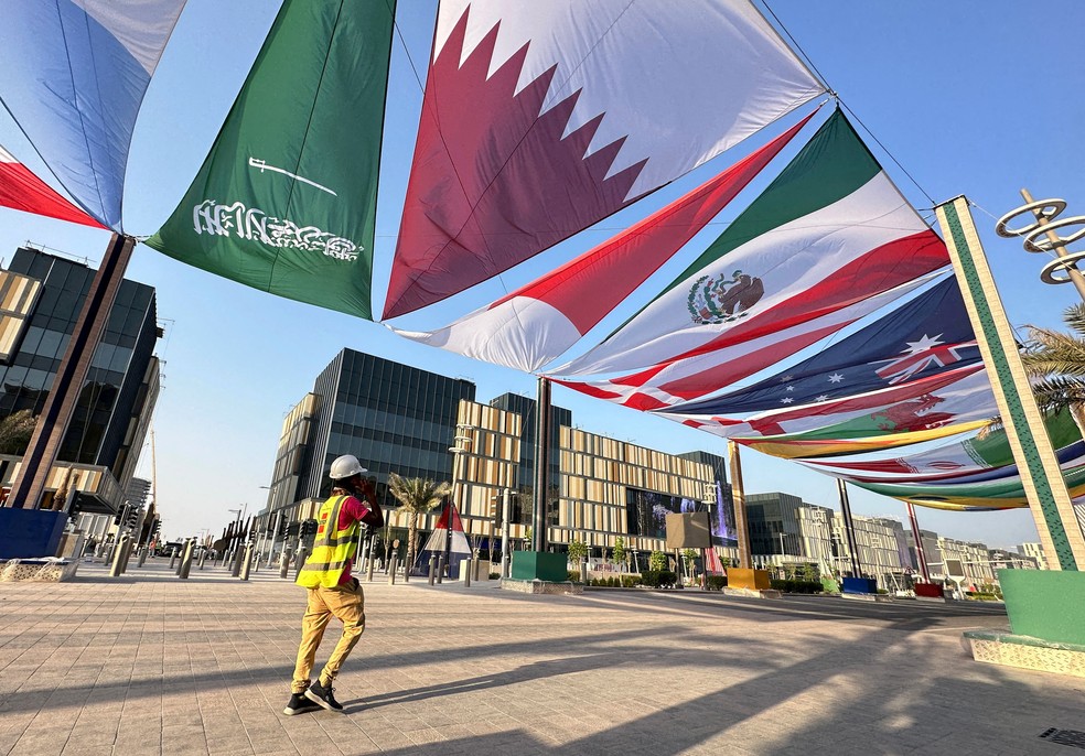 Bandeiras dos países que disputarão a Copa do Mundo são exibidas ao longo de uma rua em Doha, no Catar — Foto: REUTERS/Hamad I Mohammed