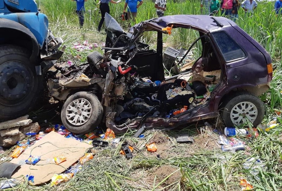 Carro ficou destru&iacute;do ap&oacute;s colis&atilde;o frontal com caminh&atilde;o na BR-408, em Carpina &mdash; Foto: Pol&iacute;cia Rodovi&aacute;ria Federal/Divulga&ccedil;&atilde;o