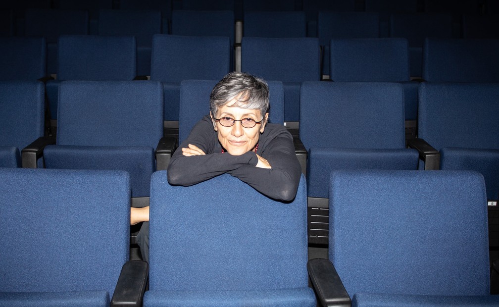 A intenção de Cássia com sua peça, montada a partir de uma curadoria do livro 'Memórias Inventadas', é trazer um sopro de esperança ao Brasil.  — Foto: Fábio Tito/G1