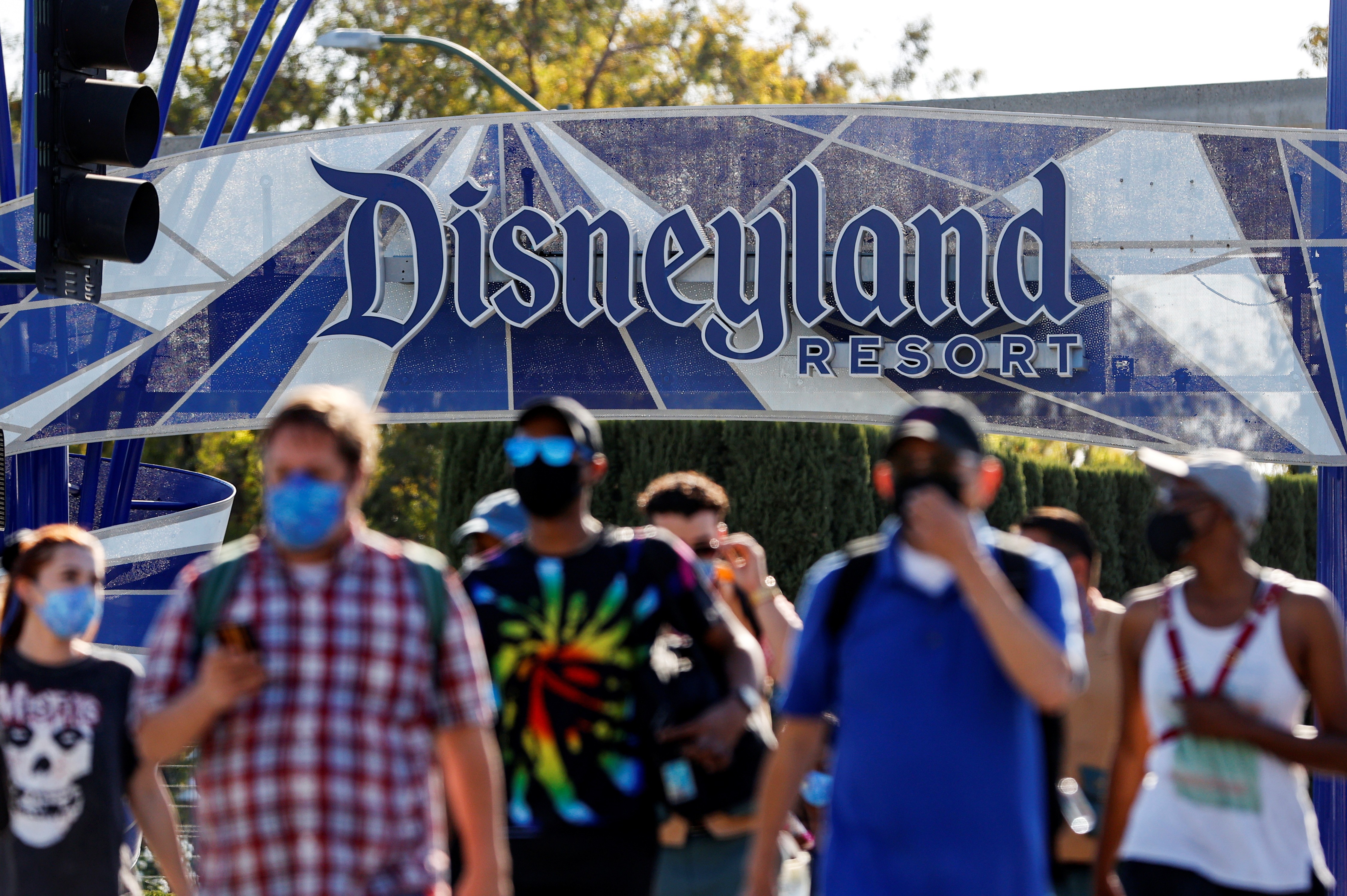 Disneylândia reabre na Califórnia com restrições e sem abraços no Mickey thumbnail