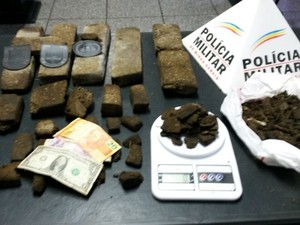 Material foi apreendido com os suspeitos (Foto: Polícia Militar/Divulgação)