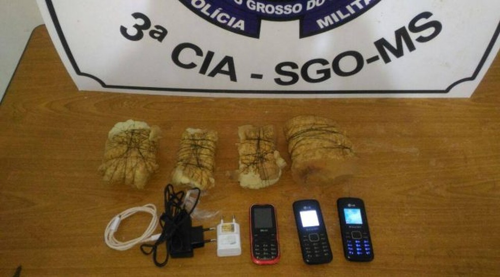 Equipamentos teriam sido colocados dentro de sacola amarrada a cabo de vassoura (Foto: Polícia Militar/Divulgação)