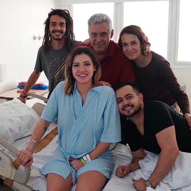Raissa Naves posa com a família momentos antes do nascimento da filha (Foto: Reprodução / Instagram)
