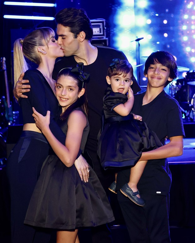 Kaká, Carol Dias e os filhos, Luca, Isabella e Esther (Foto: Manuela Scarpa/Brazil News)