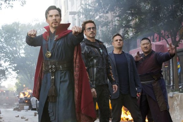 O ator Mark Ruffalo com seus colegas de elenco de Vingadores: Guerra Infinita (2018) (Foto: Reprodução)