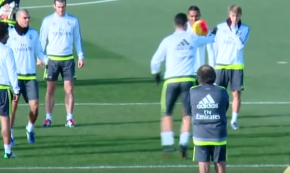 Cristiano Ronaldo dá show de habilidade em treino do Real Madrid (Foto: reprodução)