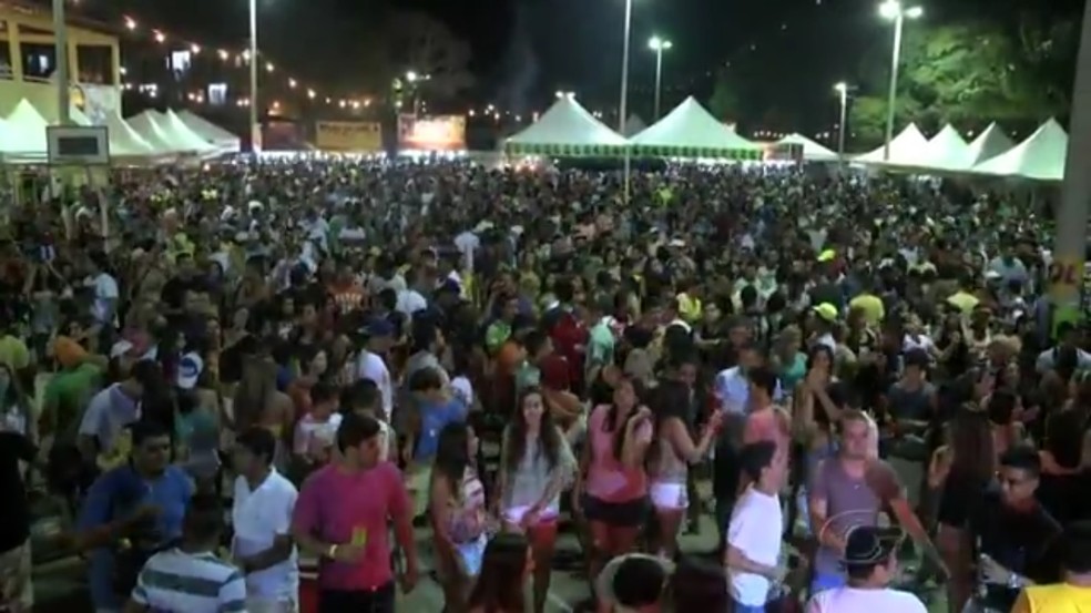 Festas de carnaval, como essa na Barra de São Miguel, vão acontecer em toda Alagoas — Foto: Reprodução/TV Gazeta