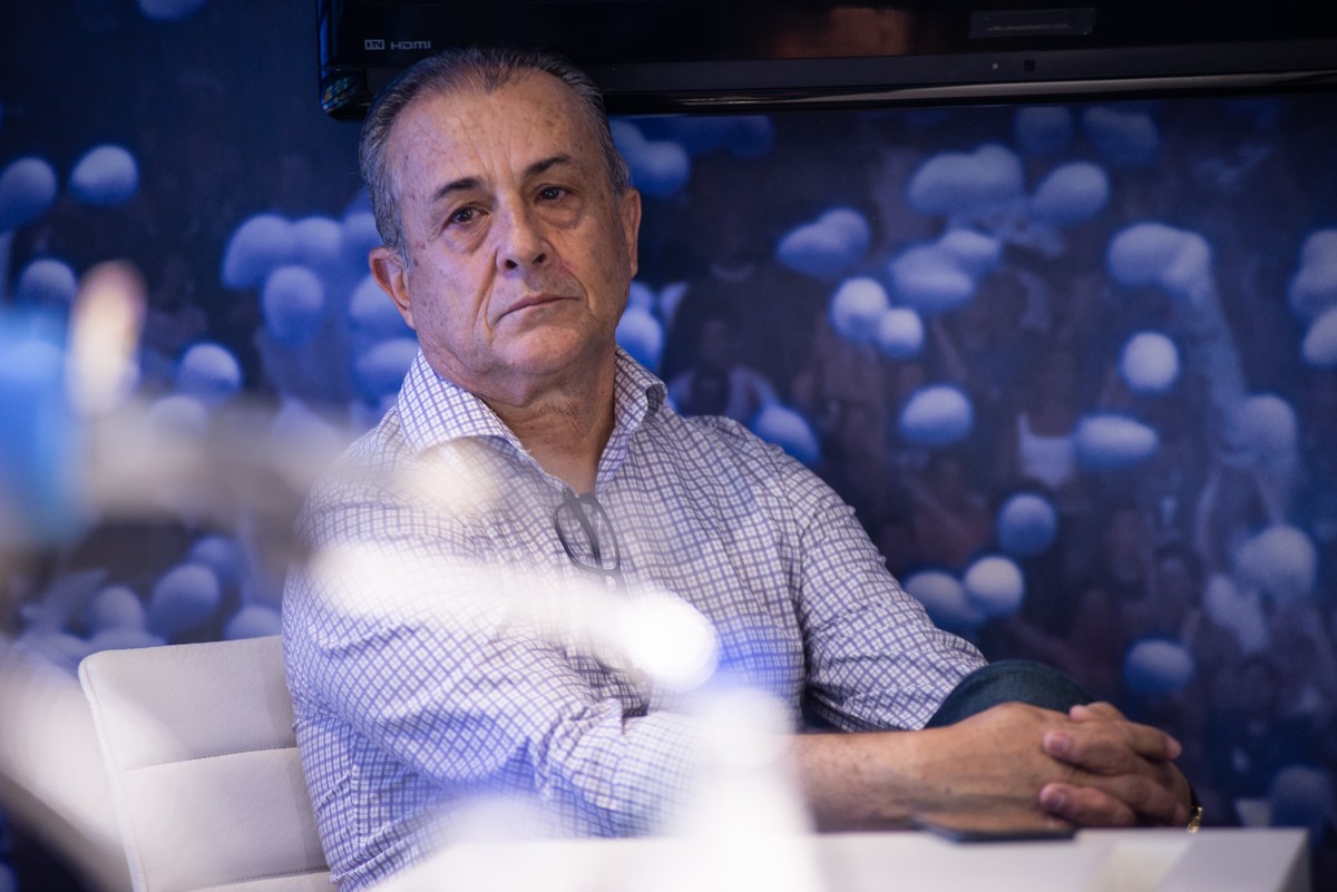 Diretor garante que o futuro de Adilson no Cruzeiro só foi debatido