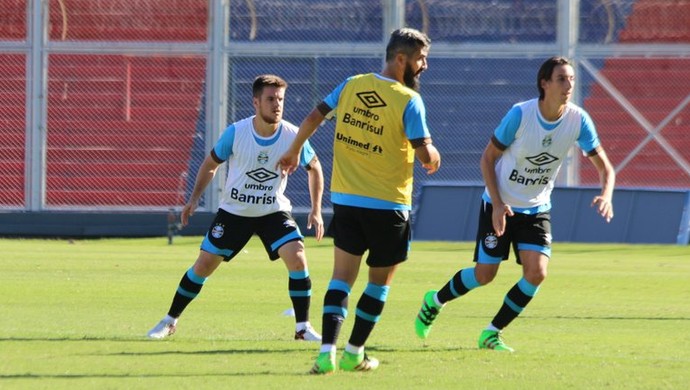 Roger comanda treino na Argentina e deixa dúvida entre Ramiro e Wesley