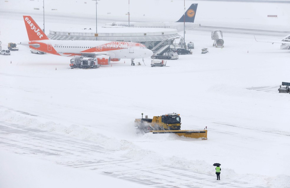 Neve fechou o aeroporto em Genebra, na Suíça, nesta quinta-feira (1º) (Foto: Pierre Albouy/ Reuters)