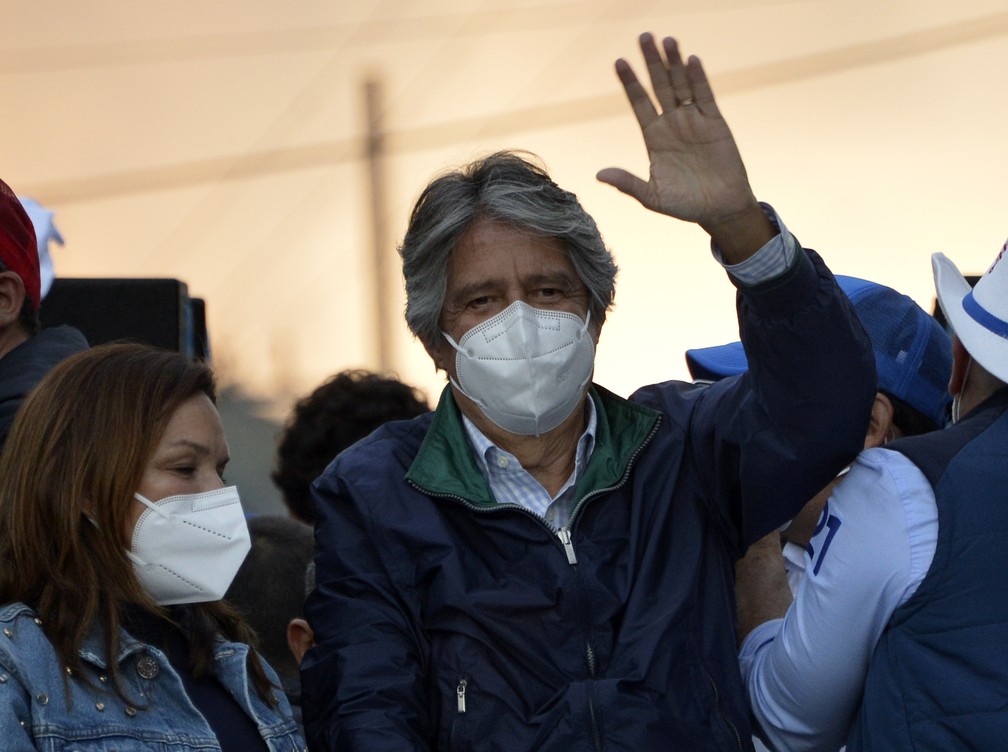 Usando máscara, candidato a presidente Guillermo Lasso participa de comício em Quito, no Equador, nesta quarta-feira (3) — Foto: Rodrigo Buendia/AFP