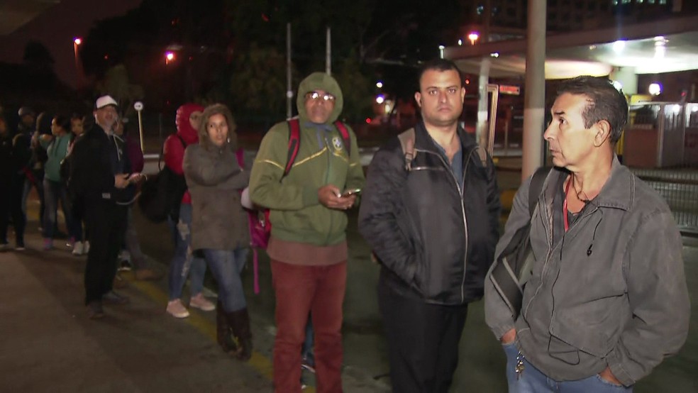 Filia de passageiros no Terminal Parque Dom Pedro — Foto: TV Globo/Reprodução