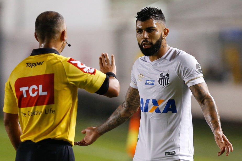 VAR Ã© utilizado pela primeira vez num torneio nacional, em Santos x Cruzeiro; veja o vÃ­deo