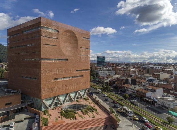 Expansão do Hospital Universitário de Santa Fé de Bogotá, projeto do escritório El Equipo Mazzanti (Bogotá, Colombia) (Foto: Reprodução / Alejandro Arango)