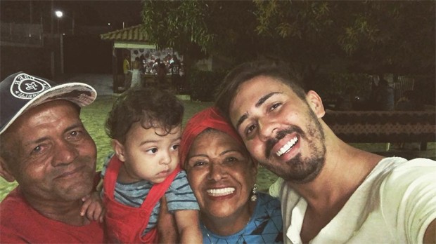 Carlinhos Maia com os pais (Foto: Reprodução/Instagram)