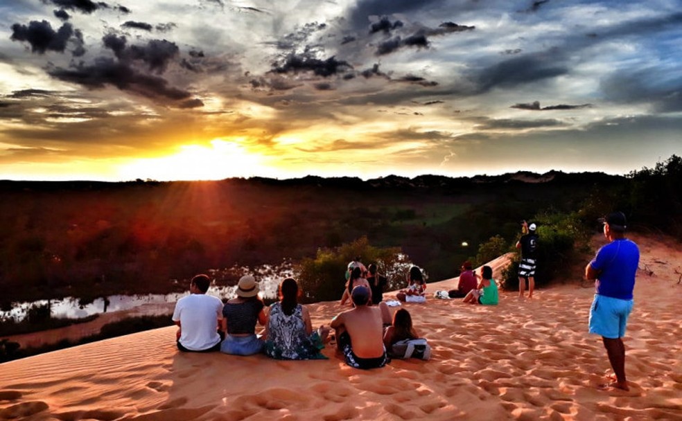 Turistas apreciando o pôr do sol no Jalapão — Foto: Naturatins/Divulgação