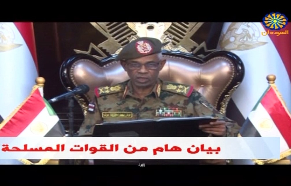 Ministro da Defesa do Sudão anuncia que o presidente Omar al-Bashir foi deposto nesta quinta-feira (11) — Foto: Sudan TV/AFP