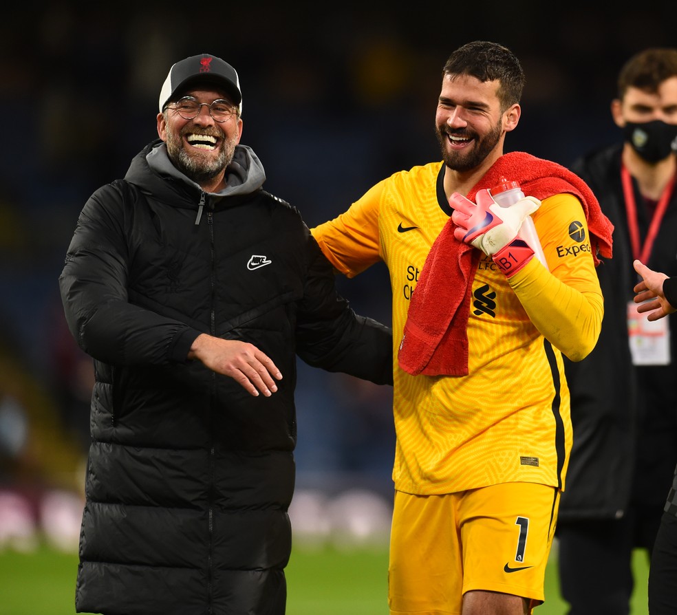 Liverpool de Jürgen Klopp conseguiu vitórias seguidas, com direito a gol de Alisson nos acréscimos — Foto: Getty Images