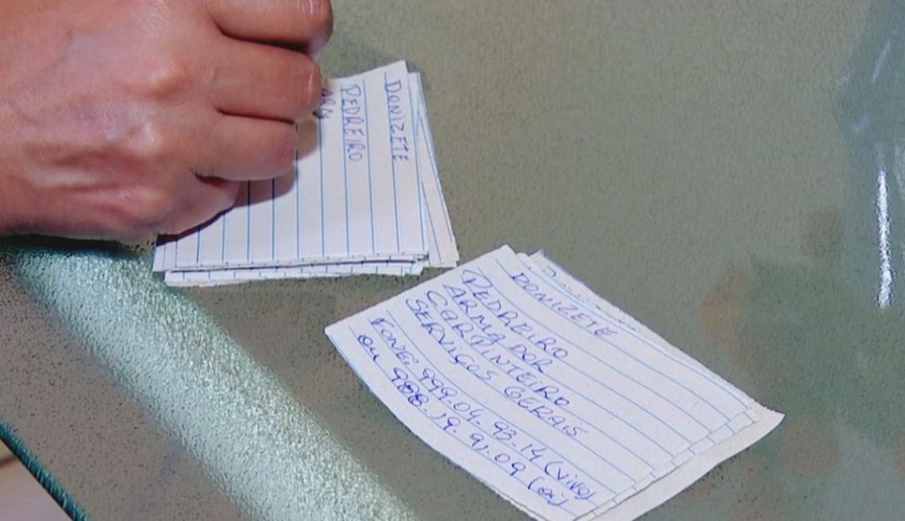 Pedreiro improvisou cartões de visitas escritos à mão em folhas de caderno (Foto: Fernando Savioli / TV TEM )