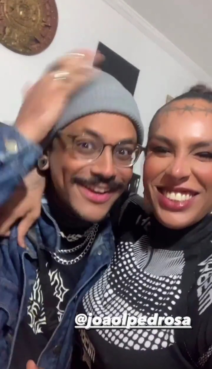 Lina e João se encontram durante festa (Foto: Reprodução/Instagram)