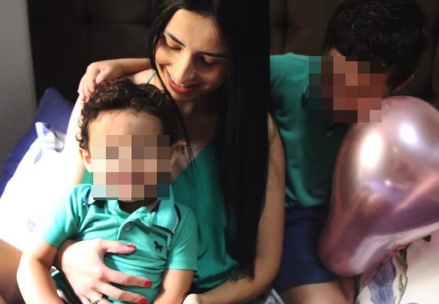 bbc Jéssica e os dois filhos. Ela e outras mães participam de grupo de WhatsApp no qual relatam a rotina com filhos vacinados indevidamente contra a covid-19 (Foto: Arquivo Pessoal)