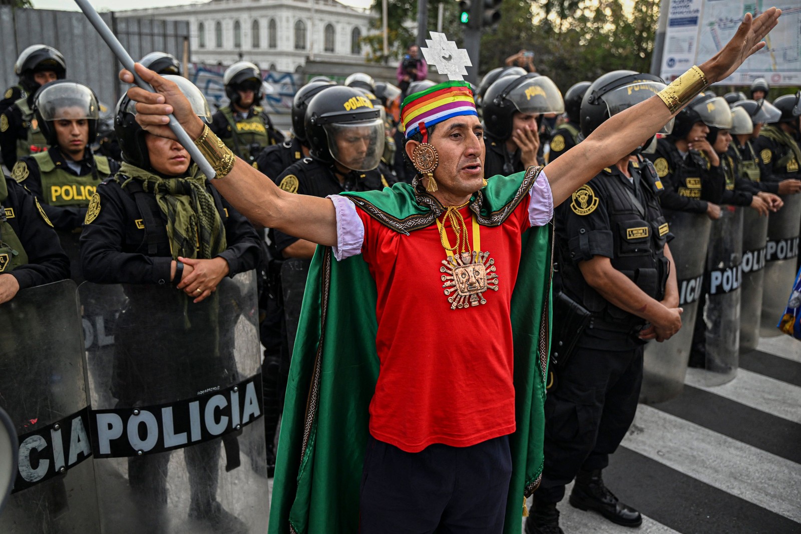 Pessoas protestam contra o governo da presidente peruana Dina Boluarte, em Lima — Foto: ERNESTO BENAVIDES / AFP
