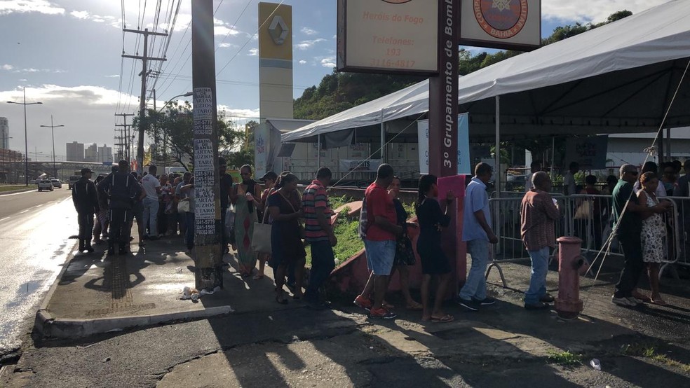 Pacientes formam grande fila para conseguir atendimento clÃ­nico durante mutirÃ£o em Salvador   â?? Foto: Vanderson Nascimento/TV Bahia