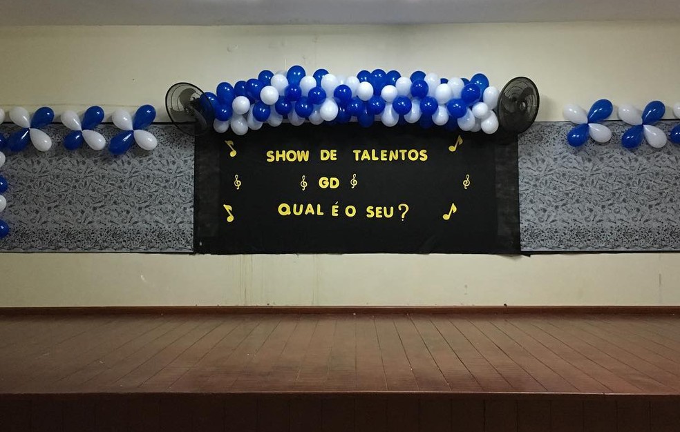 Imagem da preparaÃ§Ã£o do show de talentos na escola em 2018 â€” Foto: Instagram/robertafernandesvieira