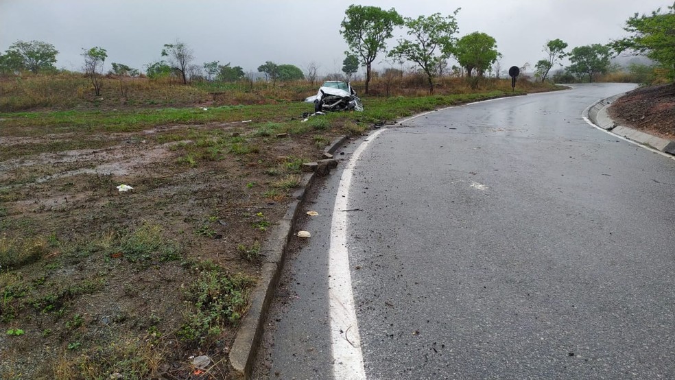 Motorista saiu da pista após perder o controle da direção, segundo a PRF — Foto: Polícia Rodoviária Federal/Divulgação
