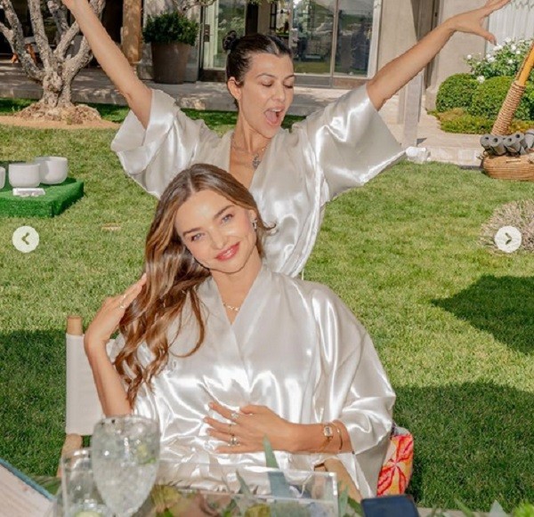Kourtney Kardashian com a modelo Miranda Kerr em seu dia de spa com amigas (Foto: Instagram)