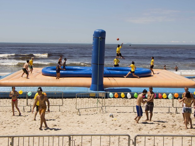 Arena de bossaball foi montada na praia do Centro, em Itanhaém (Foto: Prefeitura de Itanhaém)