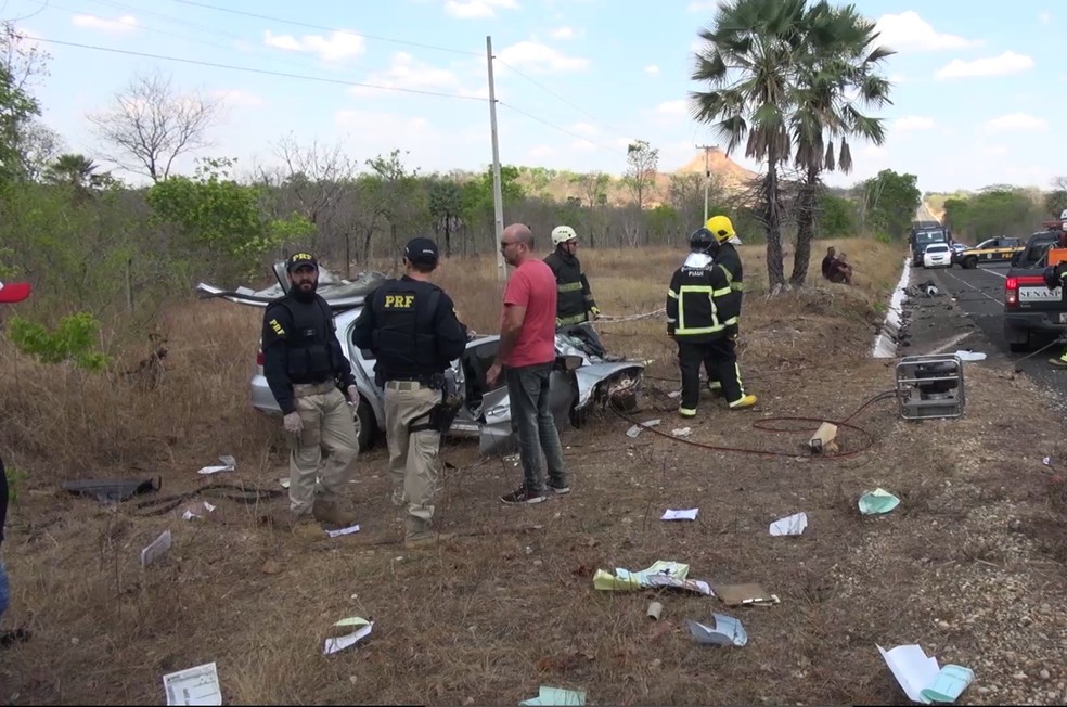 Vítima precisou ser retirada pelos bombeiros em acidente no Sul do Piauí — Foto: Reprodução/TV Clube