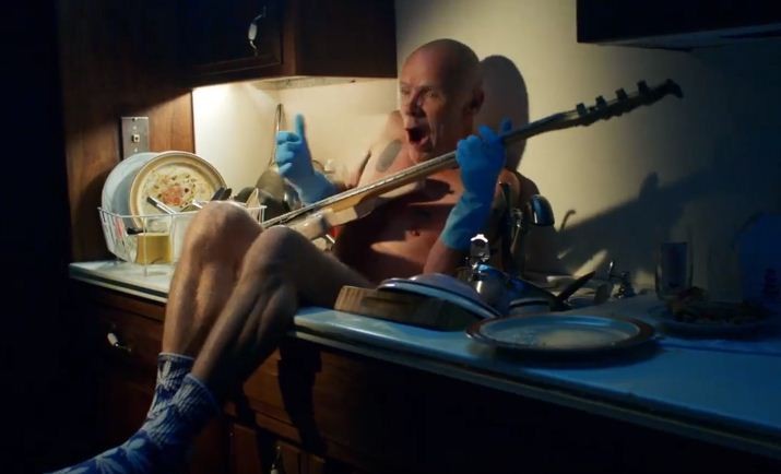 O baixista Flea aparece dentro de uma pia em clipe de 'Dark Necessities'  (Foto: Reprodução)