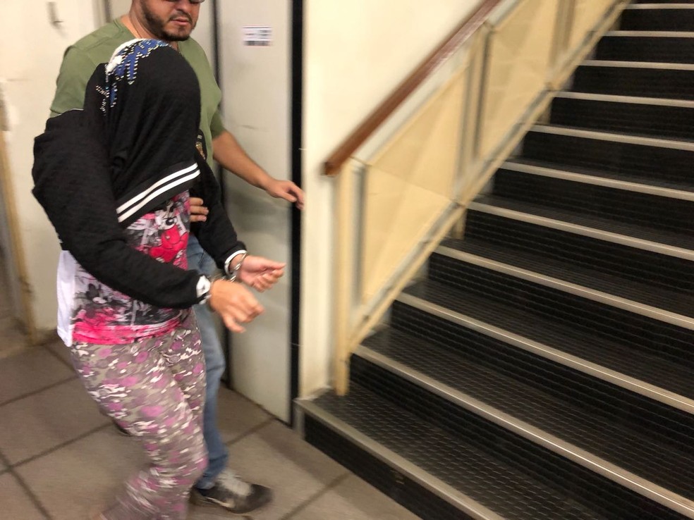 Mãe presa por estupro de vulnerável é ouvida na Delegacia de Polícia Civil de Paulínia (SP) (Foto: Helen Sacconi/EPTV)