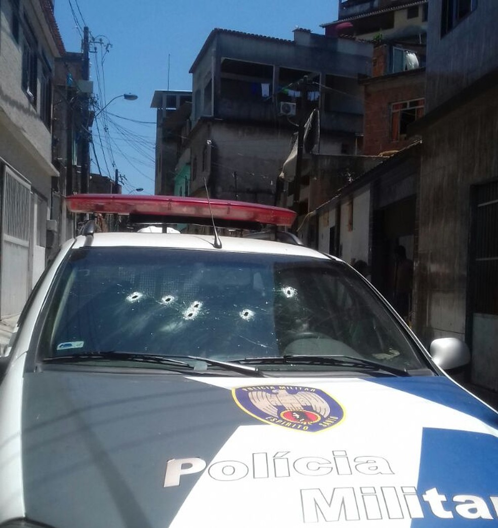 Carro da Polícia Militar foi atingido pelos criminosos (Foto: VC no ESTV)